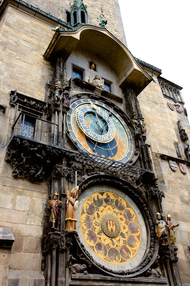 Gare Horloge De La Terre à La Lune L'horloge astronomique médiévale de Prague, vieille de 600 ans