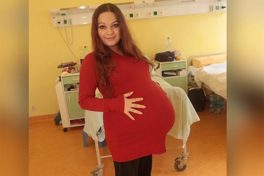 Alexandra apprend qu'elle est enceinte et devient alors la seule femme