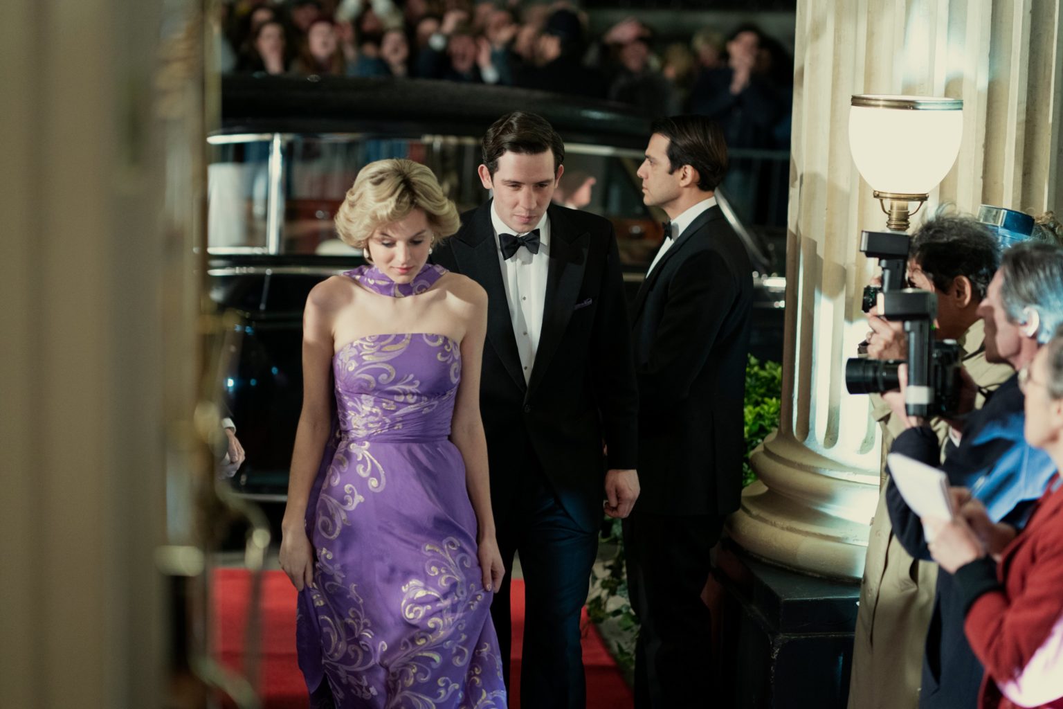 Distribution De Les Doutes De La Mariée The Crown Saison 4 dévoile une nouvelle photo de la robe de mariée de