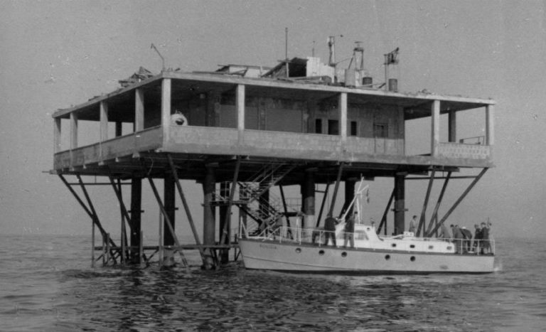 L Incroyable Histoire De L Ile De La Rose L’incroyable histoire de l’île de la Rose sur Netflix : un film